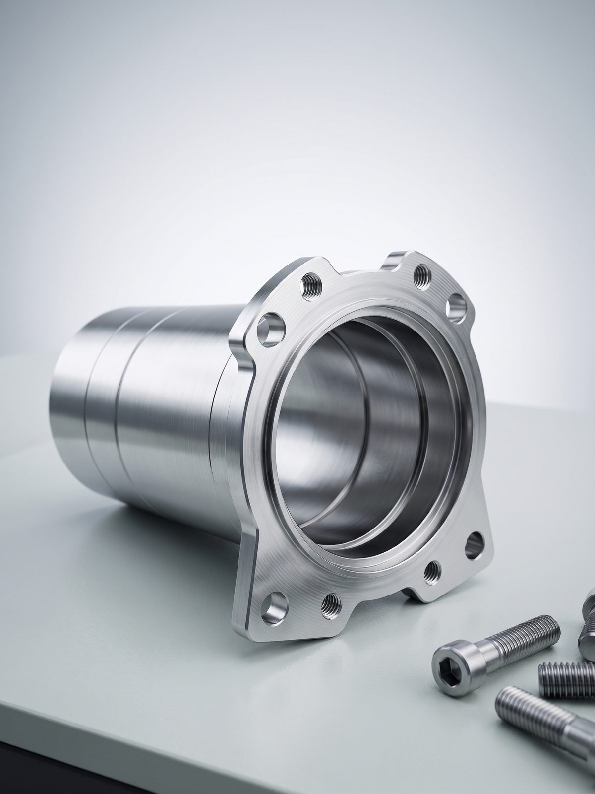 Gedrehtes und gefrästes Bauteil aus Metall mit Flansch und Gewindebohrungen