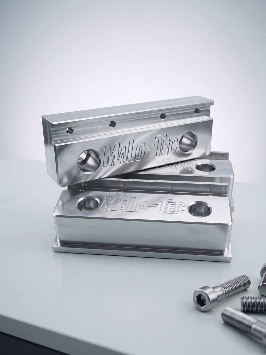 Modularschraubstock aus Aluminium mit eingefräster MaLo-Tec-Gravur