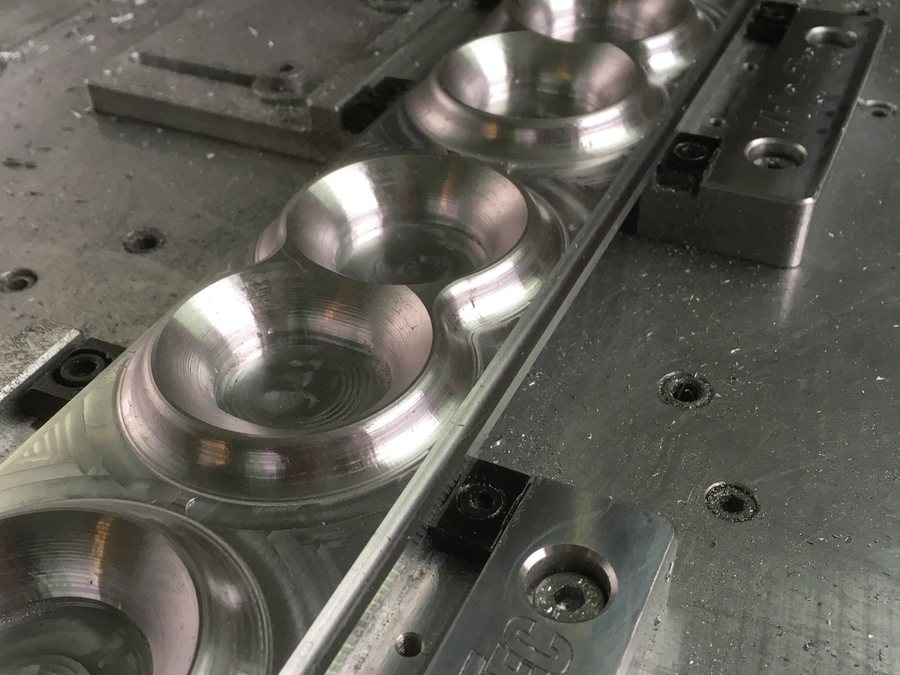 Werkstück in der Fräsmaschine eingespannt